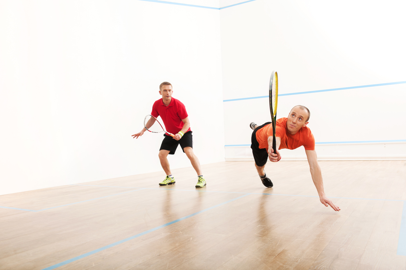 Zwei Männer spielen Squash, einer im Sprung; Kurtz Detektei Bochum, Wirtschaftsdetektei in Bochum, Wirtschaftsdetektiv aus Bochum, Detektiv Bochum